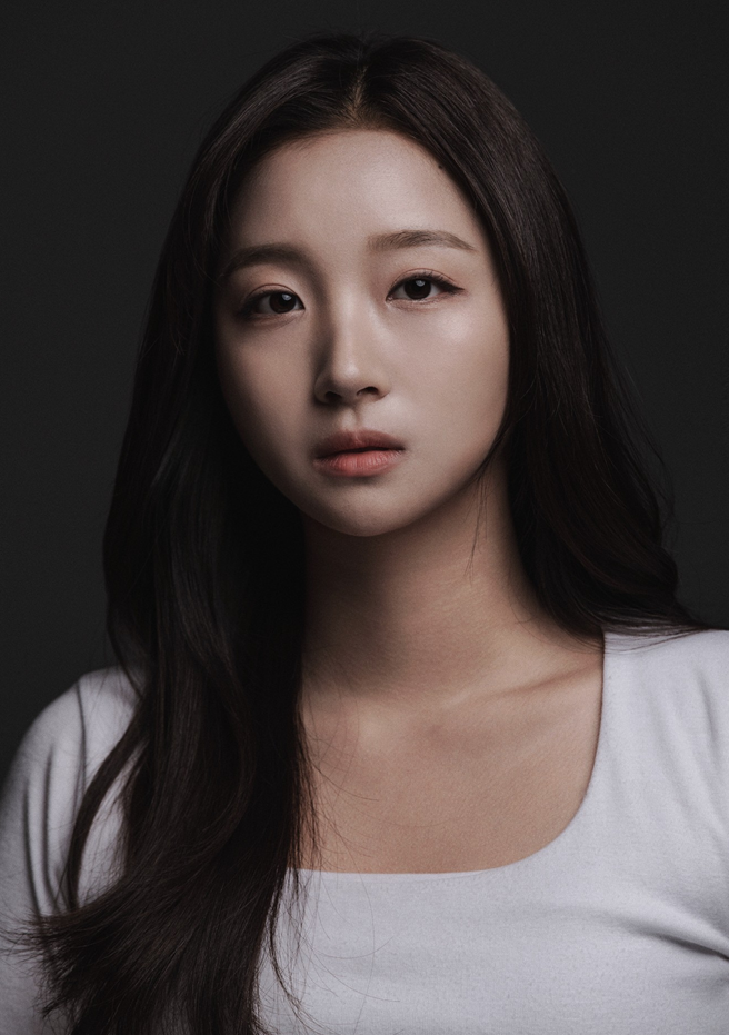 흰 의상을 입은 케이 역 배우 조혜윤