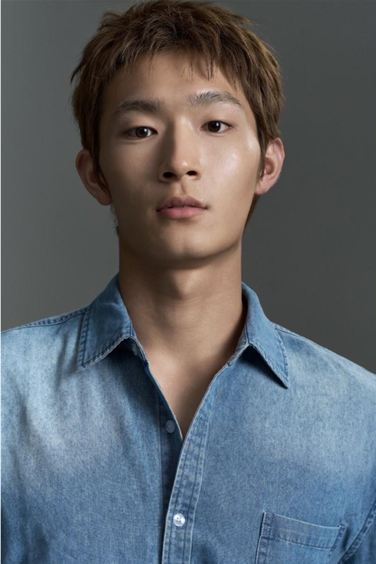 데님 셔츠를 입은 유한 역 배우 최진우