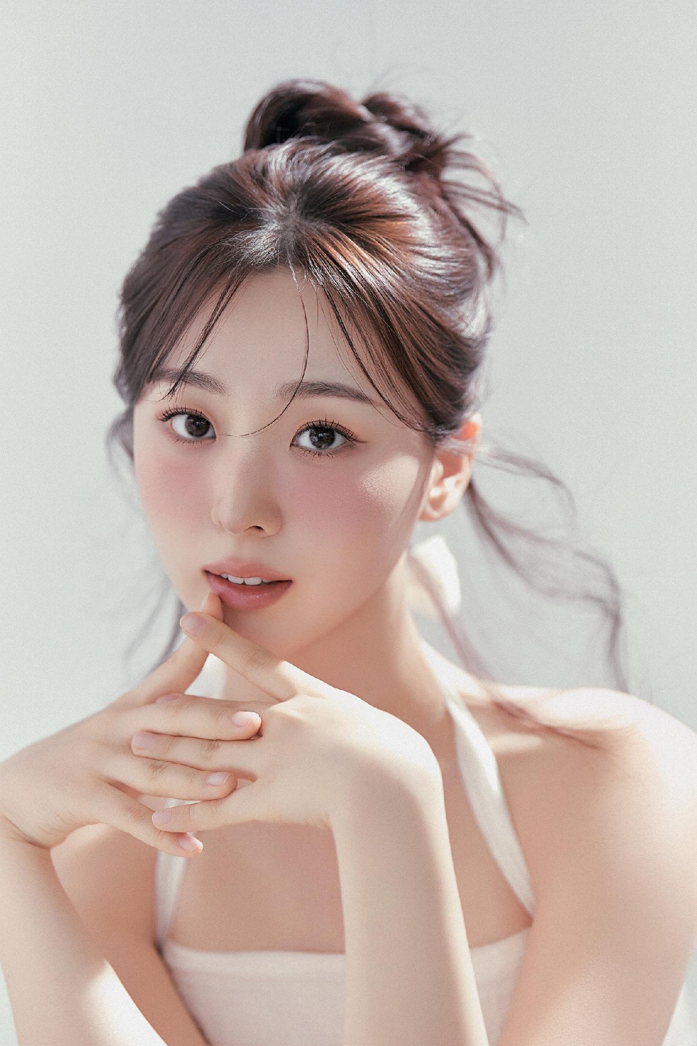 흰 의상을 입은 리아 역 배우 윤정원